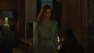 Vestido de satén fruncido de H&M usado por Evie (Eleanor Tomlinson) como se ve en La pareja de al lado (T01E05)