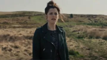 Veste motard Allsaints Suede Balfern portée par Becka (Jessica De Gouw) comme on le voit dans Le Couple d’à côté (S01E06)