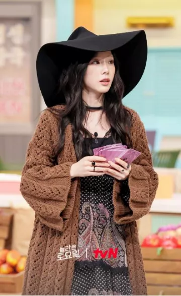 Etro Lace-Trimmed Printed Silk-Chiffon Maxi Dress worn by Taeyeon in Amazing Saturday Ep 296 on December 30, 2023