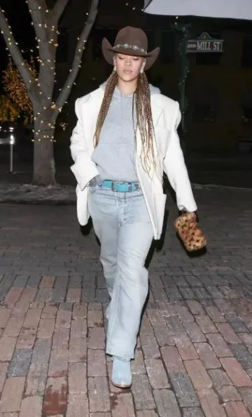 Jeans droits en détresse Balenciaga portés par Rihanna à Aspen le 28 décembre 2023