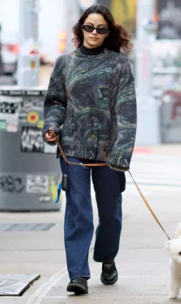 Mocassins Prada en cuir brossé chocolat portés par Camila Mendes à New York le 28 décembre 2023