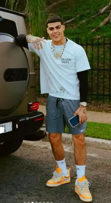 Zapatillas Louis Vuitton amarillas y blancas 'LV Skate' usadas por Lunay en la cuenta de Instagram @lunay