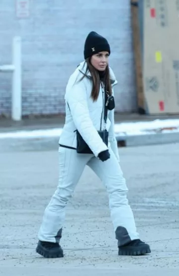 Sac à bandoulière Prada en nylon porté par Kyle Richards à Aspen le 27 décembre 2023