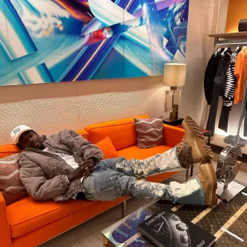 Who Decides War Chaqueta acolchada de vidrieras gris oscuro usada por Sauce Walka en la cuenta de Instagram @sauce_walka102