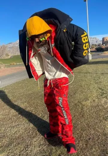 Chaqueta acolchada Burberry Black & Yellow 'Horseferry' usada por Sauce Walka en la cuenta de Instagram @sauce_walka102