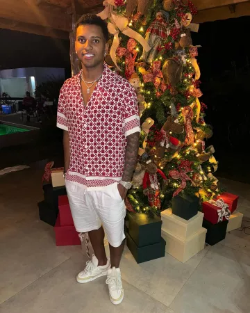 Louis Vuitton Beige 'LV Skate' Sneakers worn by Rodrygo on the Instagram account @rodrygogoes