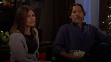Cárdigan de canalé delantero con corbata de cachemira de otoño en niebla usado por Heather Stevens (Vail Bloom) como se ve en The Young and the Restless el 28 de diciembre de 2023
