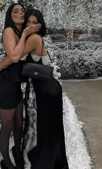 Bolso femenino de cuero cepillado de Prada usado por Charli D'Amelio en la fiesta anual de Nochebuena de Kardashian-Jenner el 24 de diciembre de 2023