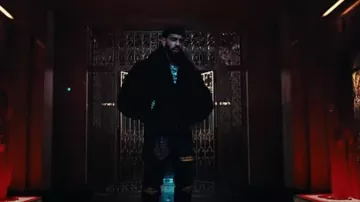 Jeans Amiri Dark Indigo & Yellow Suede 'MX1' porté par Anuel AA dans Luces Tenues (Video Oficial)
