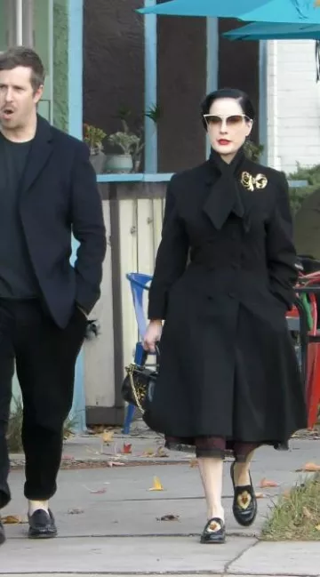 Mocassins brodés Christian Louboutin portés par Dita Von Teese à Los Feliz le 24 décembre 2023