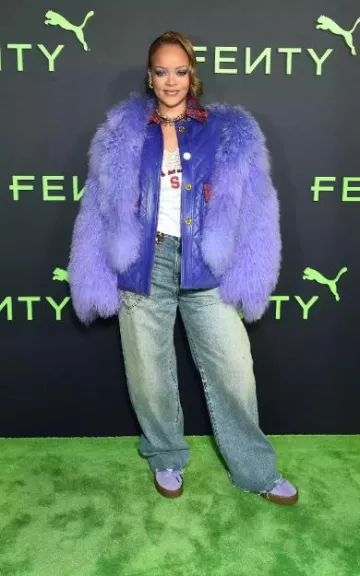 Baskets Fenty x Puma Creeper Phatty en Lavender Alert-Burnt Red-Gum portées par Rihanna lors de la soirée de lancement des baskets Fenty X Puma le 18 décembre 2023