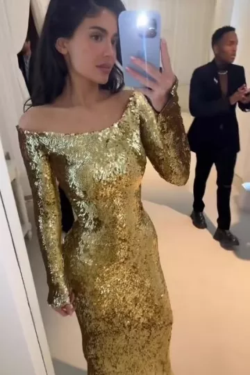 Étui en silicone Apple porté par Kylie Jenner la veille de Noël le 24 décembre 2023