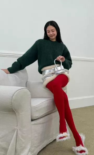 Jacquemus Guirlande Les Sandales Regalo Hautes portées par Jennie Kim sur son post Instagram le 14 décembre 2023