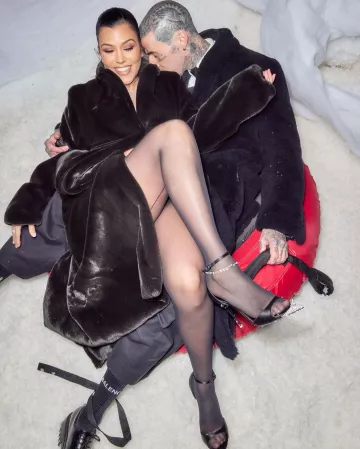 Zapatos de tacón de cristal Saint Laurent Edwige usados por Kourtney Kardashian en Nochebuena el 24 de diciembre de 2023