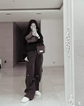 Gentle Monster Ep 02 Glasses worn by Jisoo on her Instagram post on December 23, 2023