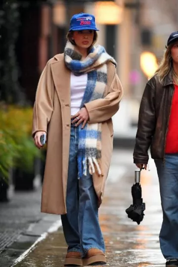La bufanda a cuadros de Acne Studios usada por Hailee Steinfeld en Nueva York el 10 de diciembre de 2023