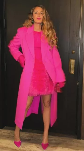 Malone Souliers Josephine Fuschsia Satin Stiletto Mules portées par Blake Lively lors des nominations aux Critics Choice le 15 décembre 2023