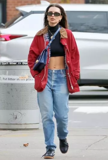 Gafas de sol Miu Miu Miu Glimpse usadas por Emily Ratajkowski en Nueva York el 10 de diciembre de 2023