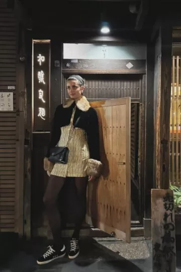 Bolso con solapa de chevron cosido de piel de cordero de Chanel usado por Taylor Hill en su publicación de Instagram el 22 de diciembre de 2023