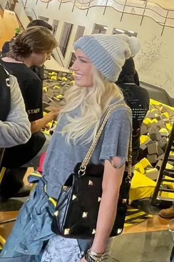 Combinaison Burton x Lamb Suzi portée par Gwen Stefani à Utah le 22 décembre 2023