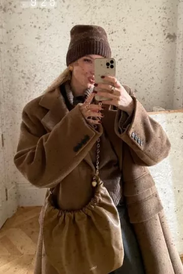 Loewe Small Squeeze Bag porté par Leonie Hanne sur sa Story Instagram le 10 décembre 2023
