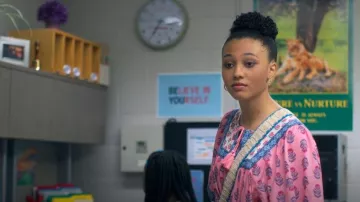 Vestido de swing floral a juego con mangas abullonadas Old Navy usado por Madison Spencer (Aaliyah Cinello) como se ve en I Woke Up a Vampire (T01E01)