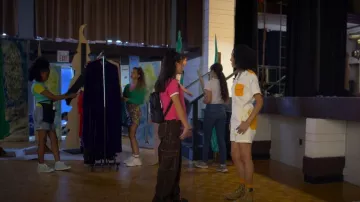 Pantalon de charpentier pour femme à point contrasté porté par Carmie Henley (Kaileen Chang) comme on le voit dans I Woke Up a Vampire (S01E03)