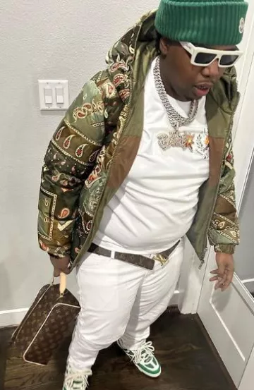 Neceser Louis Vuitton Brown Monogram usado por Big30 en la cuenta de Instagram @dj.b30