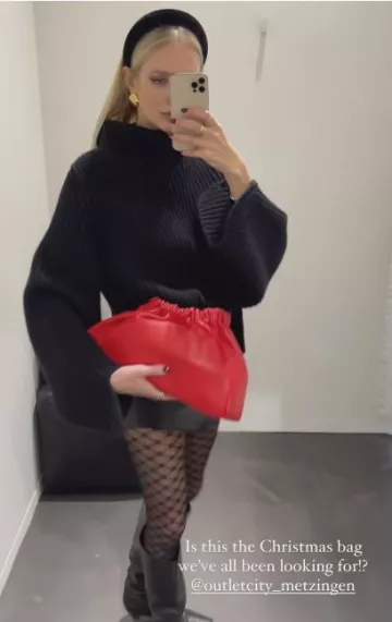 Khaite Le pull Nimbus porté par Leonie Hanne sur sa Story Instagram le 15 décembre 2023