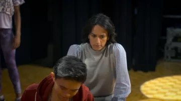 Jersey de mezcla de camisa French Connection usado por Jordan Chase (Jillian Welsh) como se ve en I Woke Up a Vampire (T01E04)