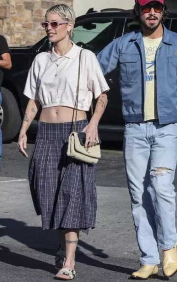 Motel Rocks Jupe mi-longue plissée Catelyn à carreaux bleu marine portée par Halsey à Los Angeles le 10 décembre 2023