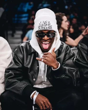 Gorro 'Dios' chino blanco supremo (FW23) usado por Vinícius Júnior en la cuenta de Instagram @vinijr