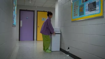 Nike Air Force 1 Fontanka Neon Green portée par Carmie Henley (Kaileen Chang) comme on le voit dans I Woke Up a Vampire (S01E06)