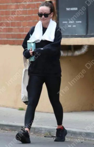 Alo Yoga High Waist Airbrush Legging en negro usado por Olivia Wilde en Los Ángeles el 19 de diciembre de 2023