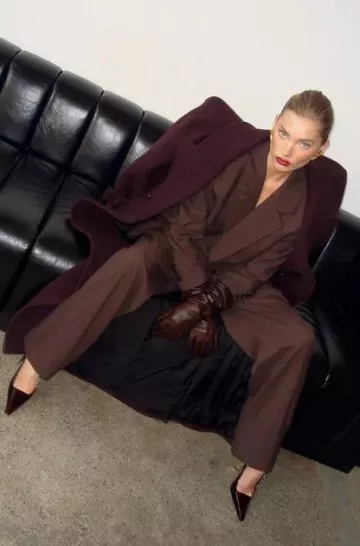 Saint Laurent Lee Zapatos de tacón destalonados en charol usados por Elsa Hosk en su publicación de Instagram el 19 de diciembre de 2023