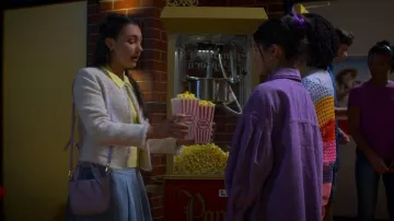 Mini sac à bandoulière souple Zara porté par Leanna Timmons (Ana Araujo) comme on le voit dans I Woke Up a Vampire (S01E06)