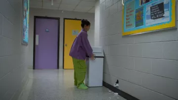 Pantalon cargo en lin Alexandra de l’UO porté par Carmie Henley (Kaileen Chang) comme on le voit dans I Woke Up a Vampire (S01E06)