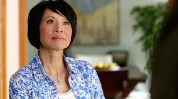 Camisa floral de manga larga blanca y azul de H&M usada por Linda Tran (Lauren Tom) en la serie de televisión Supernatural (T08E02)