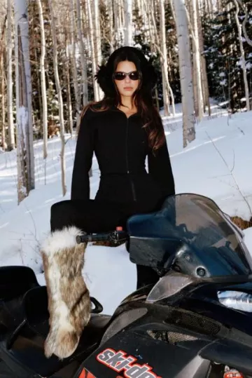 Bota Gertrude de Gia Borghini usada por Kendall Jenner en la campaña de Fwrd el 1 de enero de 2024