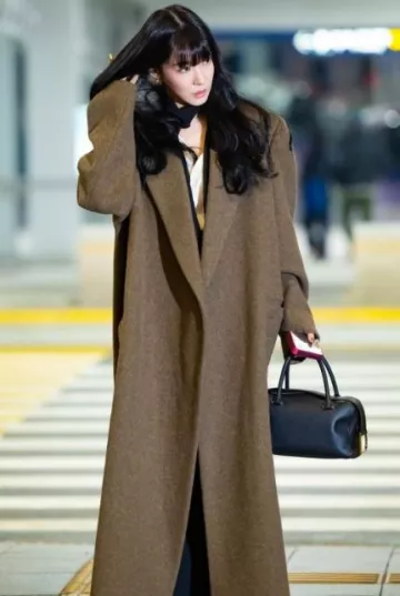 El abrigo Row Dhani usado por Tiffany en el aeropuerto de Incheon el 1 de enero de 2024