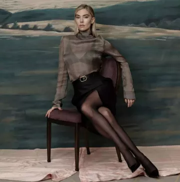 Blusa de seda de cuello alto usada por Vanessa Kirby en la cuenta de Instagram de @tvtights