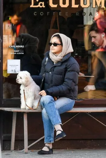 Lunettes de soleil Prada Eyewear Symbole Oval Frame portées par Camila Mendes à New York le 29 décembre 2023