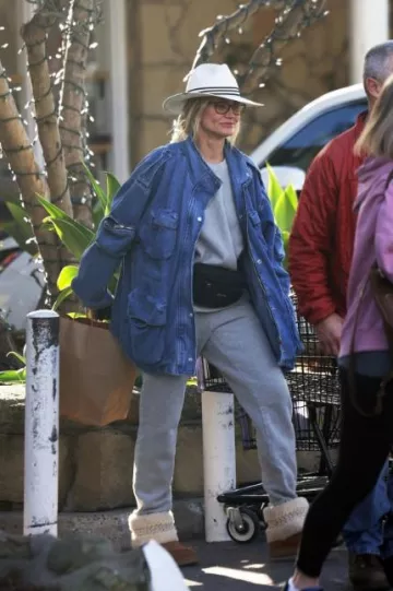 Prada Re Sac banane en nylon porté par Cameron Diaz à Santa Barbara le 29 décembre 2023