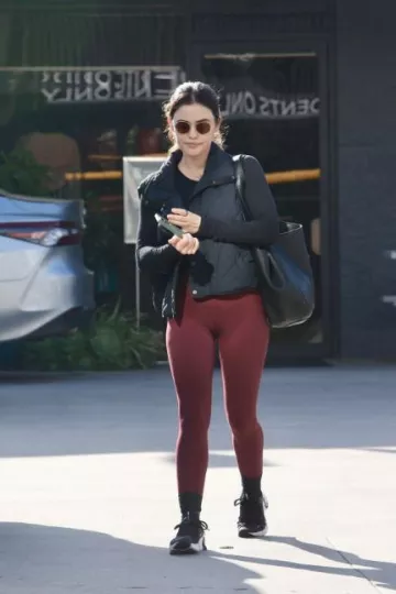 Saint Laurent Bea Tote usado por Lucy Hale en Los Ángeles el 28 de diciembre de 2023