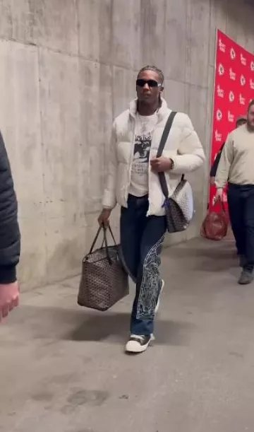 Lunettes de soleil Prada Black Symbole portées par Tee Higgins sur le compte Instagram @teehiggins