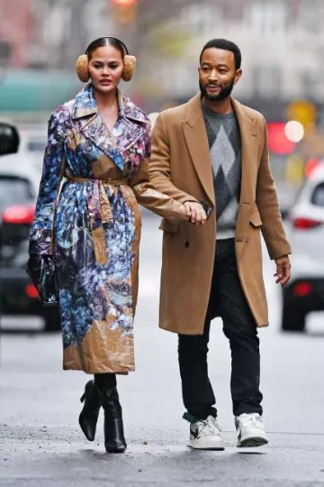 Abrigo con cinturón de doble botonadura lacado floral Dries Van Noten Ronas usado por Chrissy Teigen en el Rockefeller Center el 27 de diciembre de 2023
