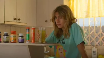 Beck feiner Keep Calm Kerry On usado por Olympia 'Oly' Chalmers-Davis (Nathalie Morris) como se ve en Bump (S03E02)