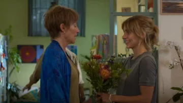 Camiseta de canalé desteñida de Zara usada por Olympia 'Oly' Chalmers-Davis (Nathalie Morris) como se ve en Bump (T03E02)