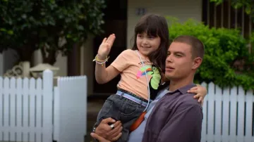 Camiseta de H&M Interactive Design usada por Jacinda (Ava Cannon) como se ve en Bump (S03E05)