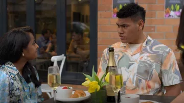 Camisa Penshoppe Tie Dye Resort usada por Vince Ingram (Ioane Saula) como se ve en Bump (S03E05)